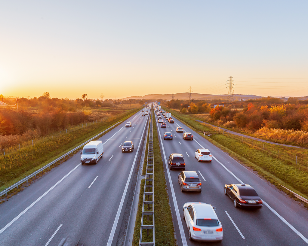 Rodovia moderna com separador físico, exemplo de infraestrutura para transporte de cargas especiais